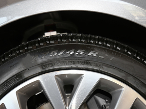 2021款3.0 L6 传世加长经典版 轮胎尺寸