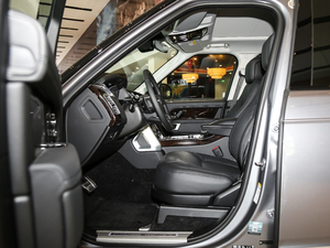 2021款3.0 L6 传世加长经典版 前排空间