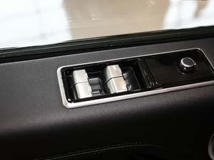 2021款3.0 L6 传世加长经典版 主驾车窗控制区	