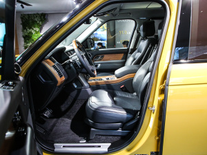 2021款3.0 L6 50周年风云纪念版 前排空间