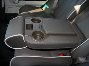2010款5.0 NA HSE 后排中央扶手