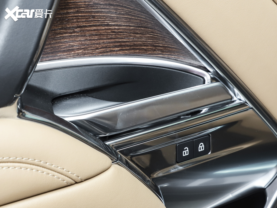 2023 3.0 L6 400PS ʢL