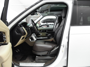 2022款3.0 L6 400PS 传世加长经典版 前排空间