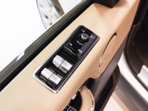 2022款3.0 L6 400PS 传世加长经典版 主驾车窗控制区	
