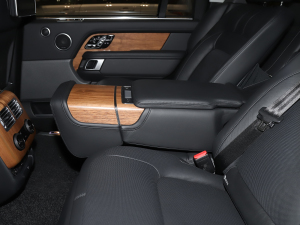 2022款3.0 L6 400PS 尊崇创世加长版 后排中央扶手