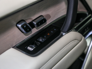 20234.4 V8 530PS װl п؅^