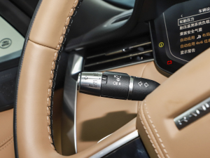 20233.0 L6 400PS ䷶L п؅^