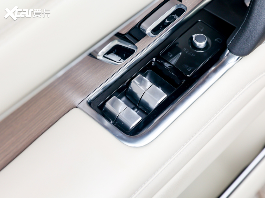 2023��� 4.4 V8 530PS �װl��