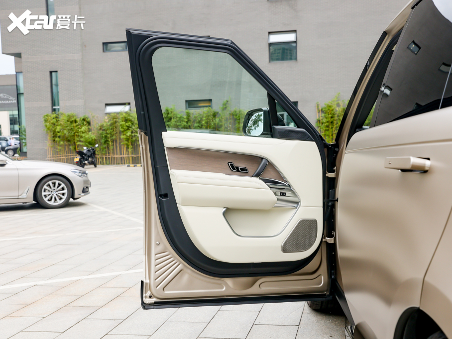 2023 4.4 V8 530PS װl