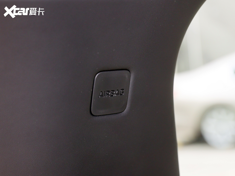 2023 4.4 V8 530PS װl