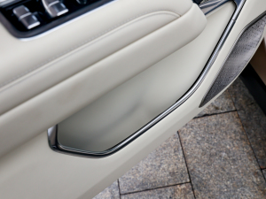 20234.4 V8 530PS װl ǰTg