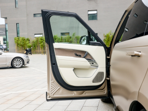 20234.4 V8 530PS װl {λ܇T