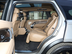 2023款3.0 L6 400PS 典范加长版 后排空间
