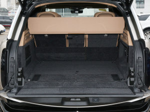 2023款3.0 L6 400PS 典范加长版 行李厢空间