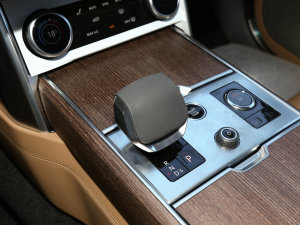 2023款3.0 L6 400PS 典范加长版 换挡杆