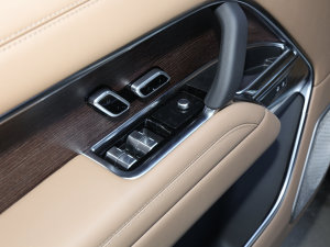 2023款3.0 L6 400PS 典范加长版 主驾车窗控制区	
