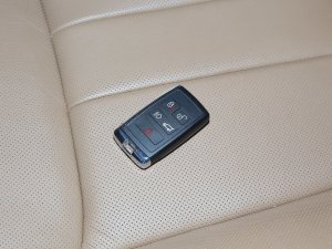 2023款3.0 L6 400PS 典范加长版 车钥匙