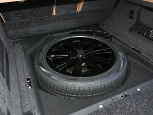 2023款3.0 L6 400PS 典范加长版 备胎