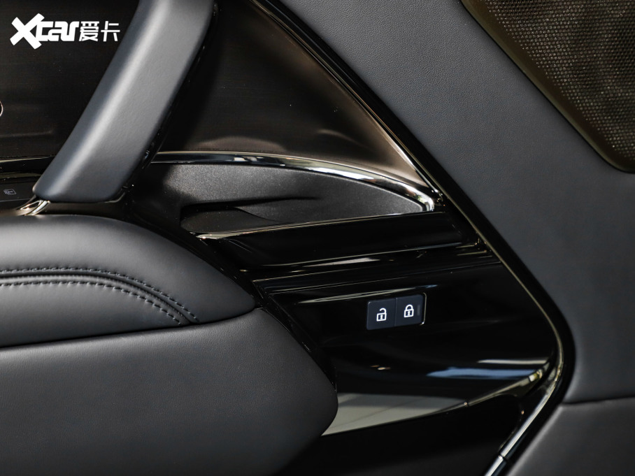 2024 4.4 V8 SVsL4