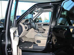 2011款第四代 5.0L HSE 前排空间