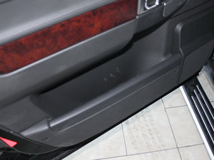 2011款5.0T SC 前门储物空间