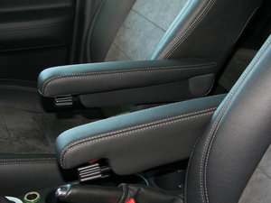 2011款3.2L i6 SE 中央扶手箱