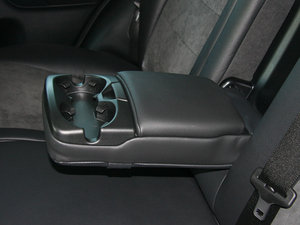 2011款3.2L i6 SE 中央扶手箱