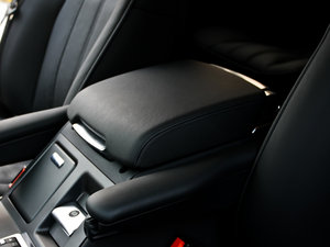 2012款5.0L V8 NA HSE 中央扶手箱