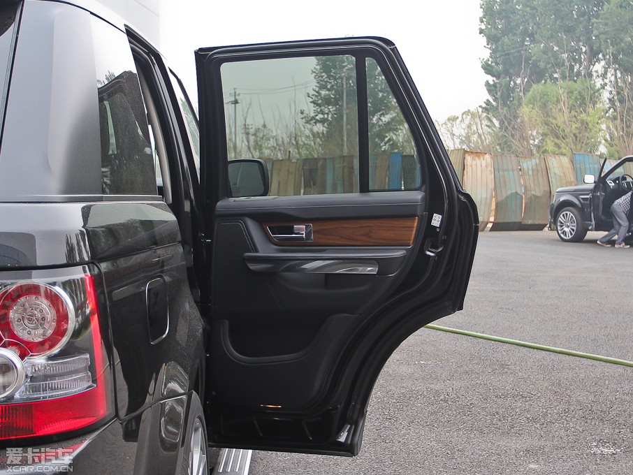 2013����\�� 5.0 V8 SC �h�Є�����