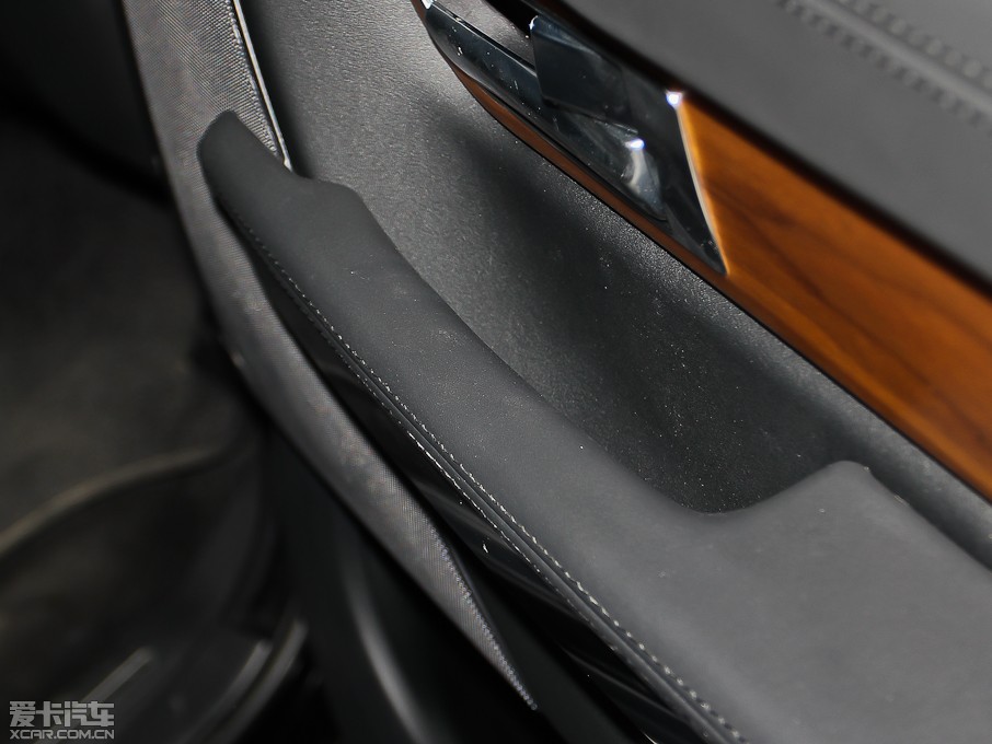 2013����\�� 5.0 V8 SC �h�Є�����