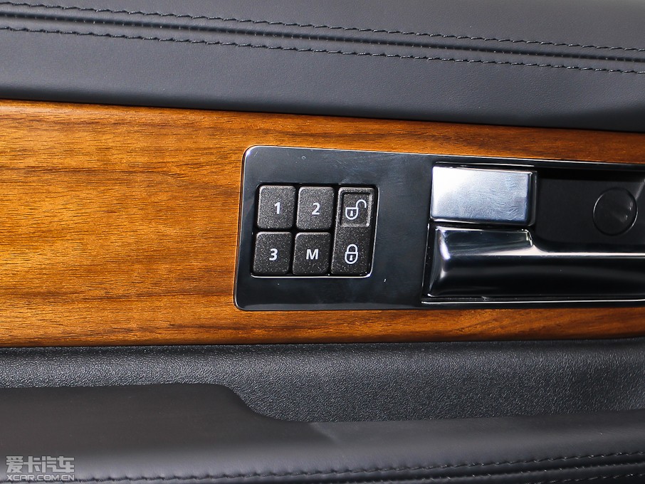 2013����\�� 5.0 V8 SC �h�Є�����