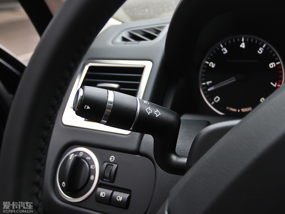 2013����\�� 5.0 V8 SC �h�Є�����