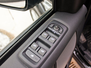 2013Ĵ 5.0 V8 SE {܇ƅ^	