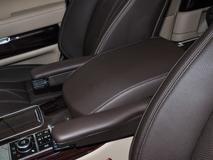 2014款3.0L V6 SC Vogue Se 创世加长版 中央扶手箱