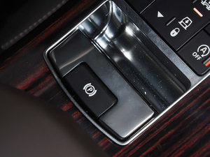 2014款3.0L V6 SC Vogue Se 创世加长版 驻车制动器