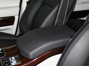 2014款3.0 TDV6 Vogue SE 中央扶手箱