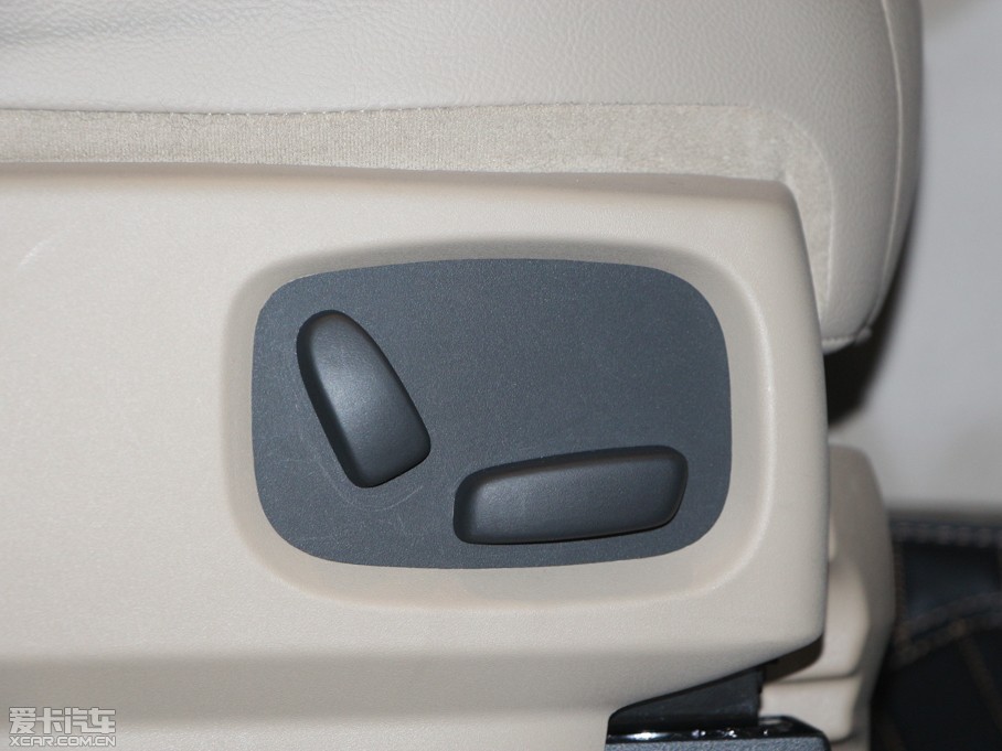 2014lF Ĵ 3.0 V6 SC SE