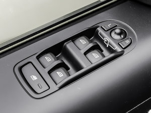 2014款2.2T SD4 SE柴油版 主驾车窗控制区	