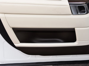 2015款3.0 V6 SC Vogue 前门储物空间