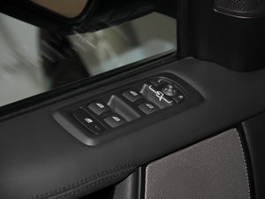 2016款第四代 3.0 V6 SC 征峰限量版 主驾车窗控制区	