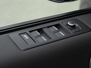 2017款3.0 V6 S 主驾车窗控制区	
