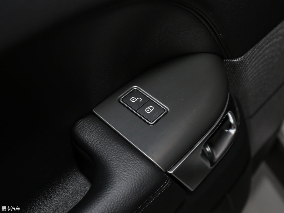 2017\ 3.0 V6 SC SE