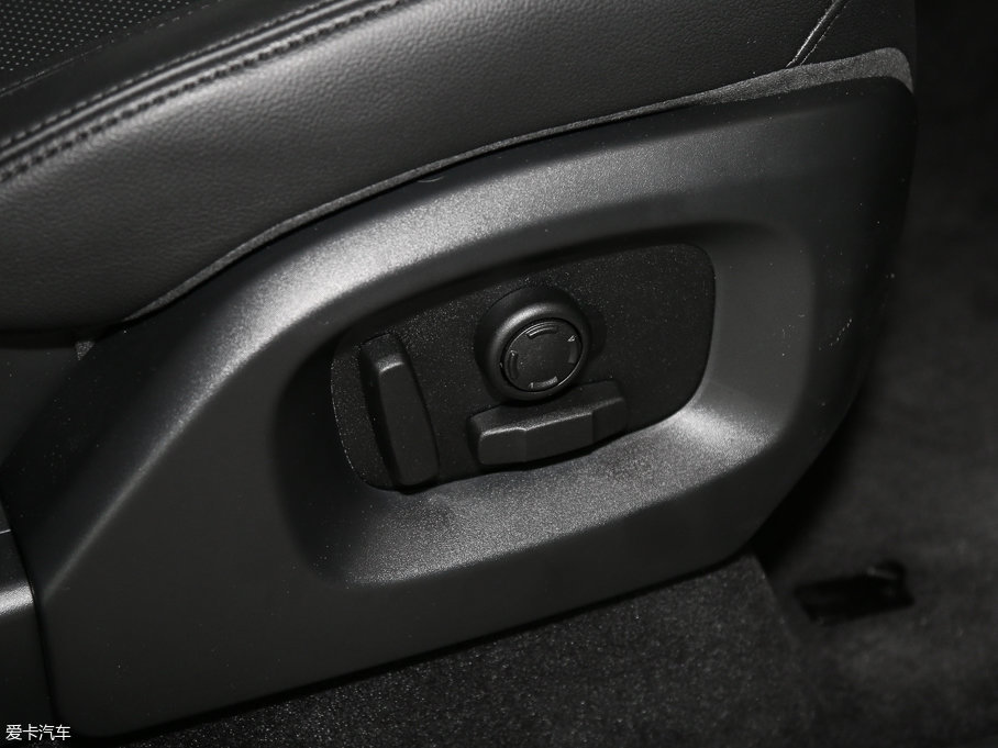 2017\ 3.0 V6 SC SE