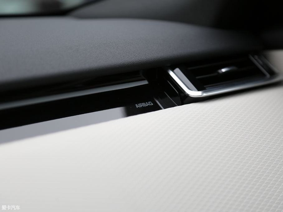 2017} P380 SE R-DYNAMIC