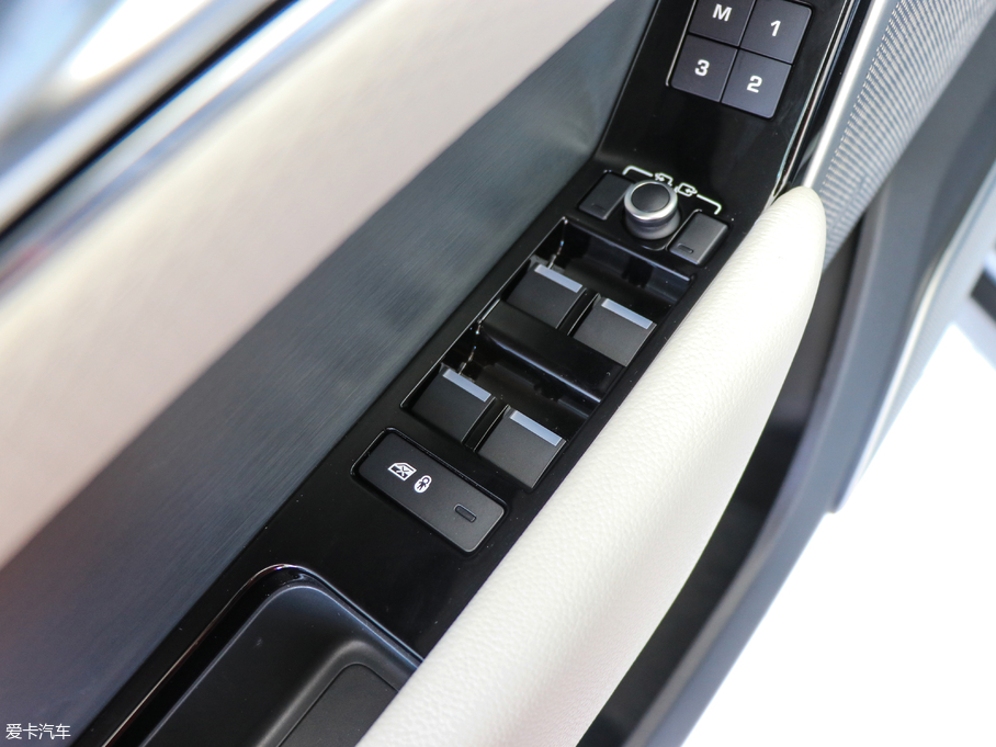 2017} P380 SE R-DYNAMIC