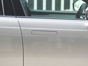 2017P380 SE R-DYNAMIC ^