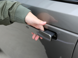 2017P380 SE R-DYNAMIC ^