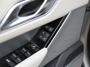 2017P380 SE R-DYNAMIC g