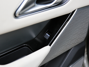 2017P380 SE R-DYNAMIC п؅^