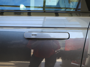 2017P380 SE R-DYNAMIC ^